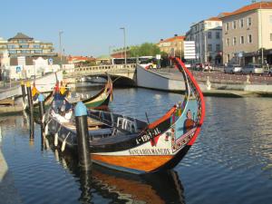 un gruppo di barche ormeggiate in acqua vicino a un ponte di Aveiro White House ad Aveiro