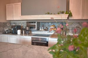 A kitchen or kitchenette at Antica Quercia Villa & Spa