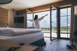 Postel nebo postele na pokoji v ubytování PUR Suites & Chalets