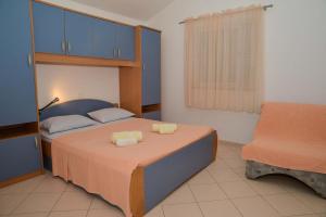 Ένα ή περισσότερα κρεβάτια σε δωμάτιο στο Apartments Lonić