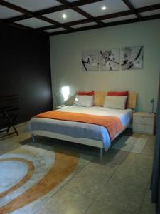 Planet Hotel HollyBum客房内的一张或多张床位