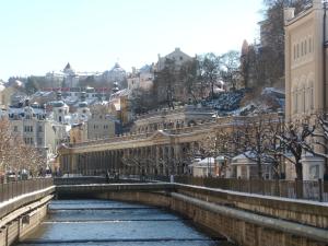 Nespecifikovaný výhled na destinaci Karlovy Vary nebo výhled na město při pohledu z aparthotelu
