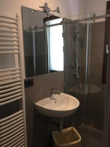 W łazience znajduje się umywalka i prysznic. w obiekcie Chalet Serra Pizzuta w mieście Nicolosi