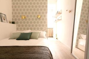 ミラノにあるCà Bèla - Lambrate Flat 2のベッドルーム1室(緑の枕が付いたベッド1台付)