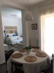 ein Zimmer mit einem Tisch mit Stühlen und einem Wohnzimmer in der Unterkunft Chalet Serra Pizzuta in Nicolosi