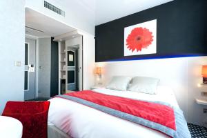 パリにあるベーカリーのベッドルーム(赤い毛布付きの白い大型ベッド1台付)