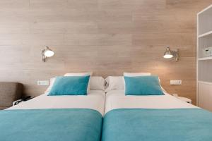 A bed or beds in a room at Hostal Menurka