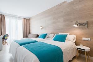 A bed or beds in a room at Hostal Menurka