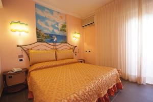 マリーナ・ディ・カンポにあるHotel Barcarola 2のベッドルーム1室(黄色のベッドカバー付)