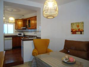 una cucina con un tavolo con una ciotola di frutta sopra di Apartamentos Acevedo Centro a Ronda