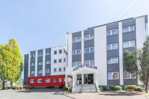 een appartementencomplex met een trap ervoor bij Hotel Klein Frankfurt in Frankfurt am Main