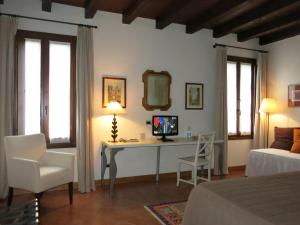 a bedroom with a desk with a computer and a bed at Villa Schiavi in Sermide