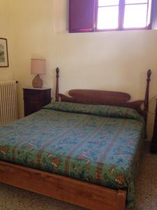 カスタニェート・カルドゥッチにあるAzienda Agricola Paradisoのベッドルーム1室(ベッド1台、ランプ、窓付)
