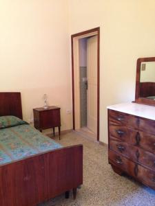 カスタニェート・カルドゥッチにあるAzienda Agricola Paradisoのベッドルーム1室(ベッド1台、ドレッサー、鏡付)