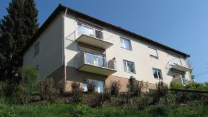 ein Gebäude mit Balkon auf der Seite in der Unterkunft Schloßberg Ferienwohnung in Waldeck