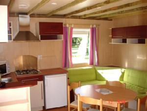 Dapur atau dapur kecil di Camping La Clé des Champs