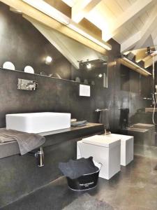 ストレーザにあるTra Sassi e stelleのバスルーム(洗面台、トイレ付)