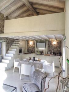 ストレーザにあるTra Sassi e stelleのテーブルと椅子、階段が備わる客室です。