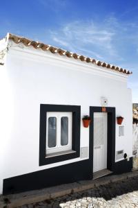 un edificio bianco con finestra e porta di Casa Ana a Tavira