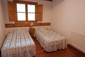 A bed or beds in a room at Viviendas Rurales Traldega