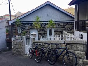 un grupo de bicicletas estacionadas frente a una casa en Casa D'Aldeia en Geres