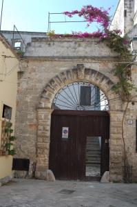 een grote houten deur met bloemen erop bij Il Rifugio del ciclista in Leverano