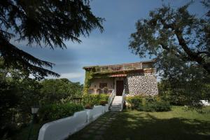 um edifício de tijolos com uma escada que leva a uma porta em Casale Bambù - Hidden Countryhouse em Rocca Massima