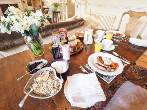 Una mesa de madera con platos de comida encima. en The Clock Tower, en Daventry