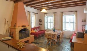 Una sala de estar con un sofá rojo y una chimenea. en Seasidehouse, en Hydra