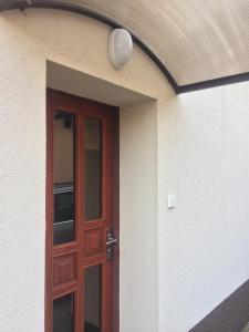 una puerta a un edificio con una luz encima en Apartman Za Potokem, en Luhačovice