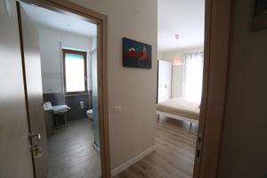 Ένα μπάνιο στο Sorrento Coast Suites B&B