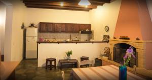 cocina y sala de estar con chimenea en Seasidehouse, en Hydra