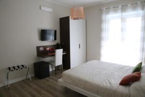 Μια τηλεόραση ή/και κέντρο ψυχαγωγίας στο Sorrento Coast Suites B&B