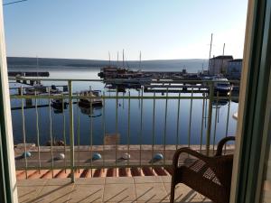 vistas a un puerto deportivo con barcos en el agua en Hotel Televrin en Nerezine