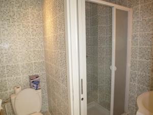 een badkamer met een toilet en een douche bij I Mucchi in Galeria