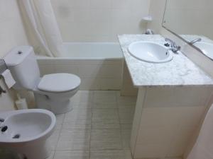 Koupelna v ubytování Rentalmar Port Gavina + 10 fotografií
