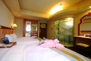 Ένα ή περισσότερα κρεβάτια σε δωμάτιο στο Wang Fu Hotel