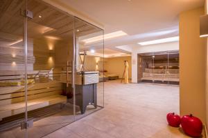 uma ampla casa de banho com uma cabina de duche em vidro. em Gasthof Skirast em Kirchberg in Tirol