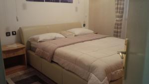 Ліжко або ліжка в номері Apartment Gold & Gray