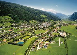 - une vue aérienne sur un village dans les montagnes dans l'établissement Appartment Tobias, à Radstadt