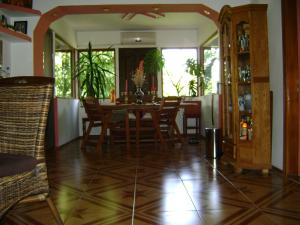 una sala da pranzo e un soggiorno con tavolo e sedie. di Casa de Vacanta Pravdencu a Mahmudia