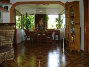 Un comedor y una sala de estar con mesa y sillas. en Casa de Vacanta Pravdencu, en Mahmudia