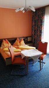 Schlafzimmer mit einem Bett, einem Tisch und Stühlen in der Unterkunft Appartement Ria in Bad Kleinkirchheim