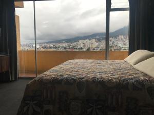 Letto o letti in una camera di Hotel Savoy Inn