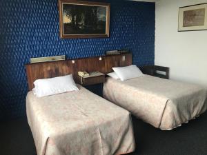 Letto o letti in una camera di Hotel Savoy Inn