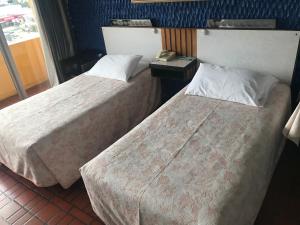 Letto o letti in una camera di Hotel Savoy Inn