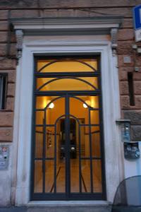 ローマにあるハッピー ローマの窓付きの建物内の扉