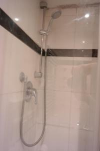 ローマにあるハッピー ローマのバスルーム(シャワー、シャワーヘッド付)が備わります。
