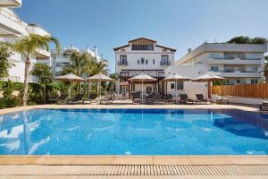 uma grande piscina em frente a um edifício em Hotel Casa Vilella 4* Sup em Sitges