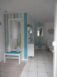 ルストにあるFerienwohnung Kesslerの白いタイルフロアのバスルーム(青い壁)